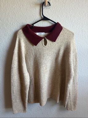 Tulle Contrast-Collar Beige Sweater Top with Burgundy Collar